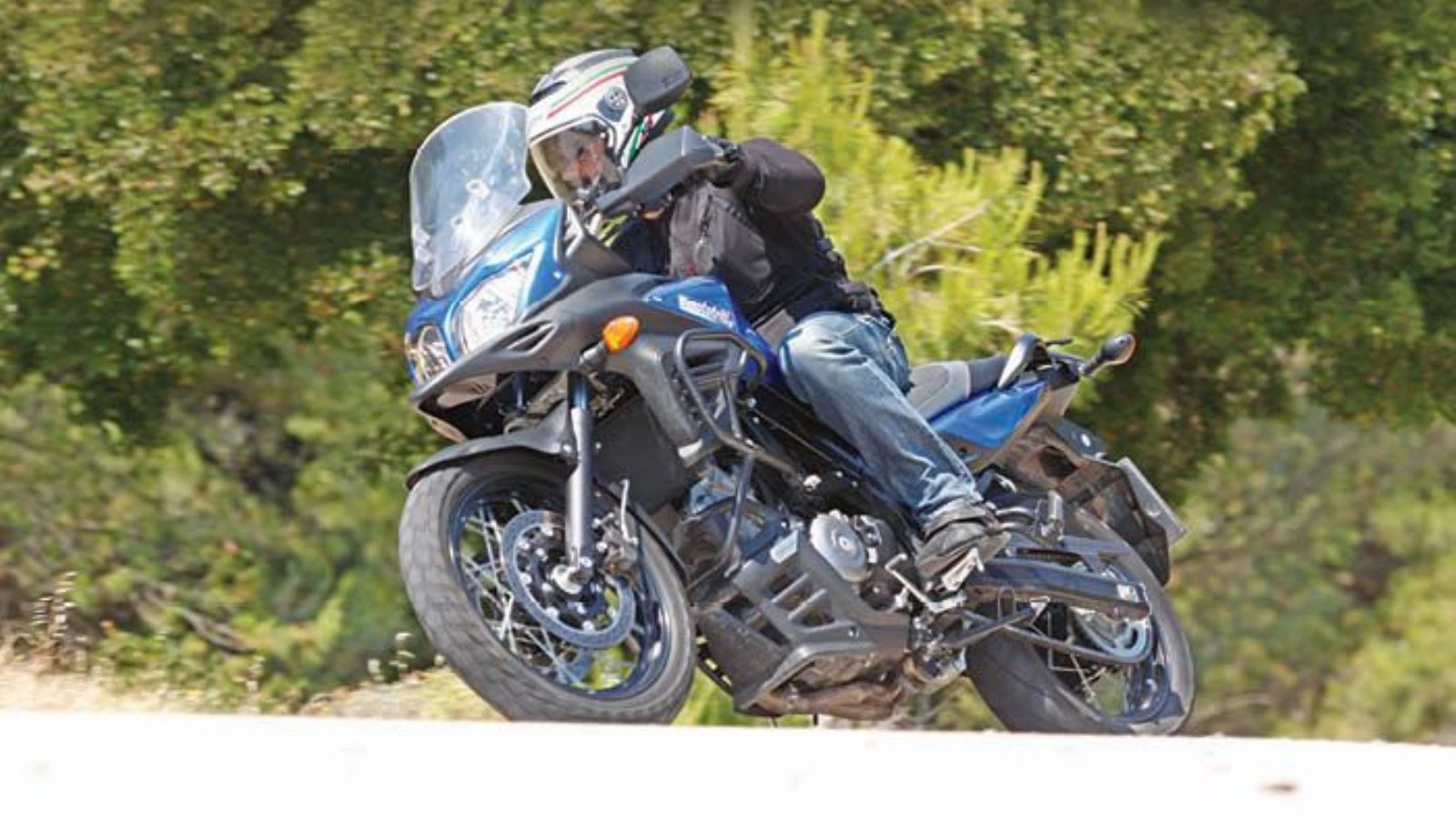 Με ακτινωτούς τροχούς και έξτρα εξοπλισμό που περιλαμβάνει και βαλίτσες, το V-Strom 650 XT επιχειρεί να αποκτήσει μια πιο περιπετειώδη χροιά.