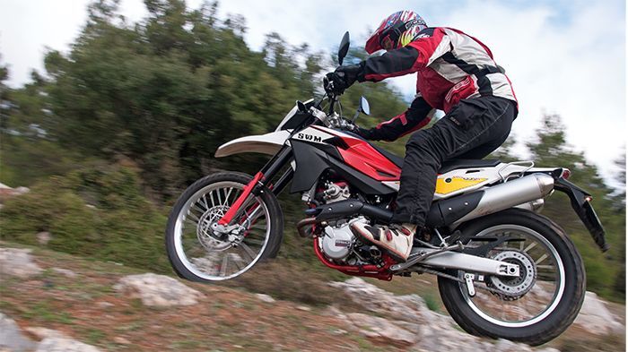 'Ασφαλτος, χώμα, πόλη, εκδρομή, ταξίδι (κατά προτίμηση μικτό), ότι και αν ρίξεις στις ρόδες του RS 650R, δεν θα πει όχι!