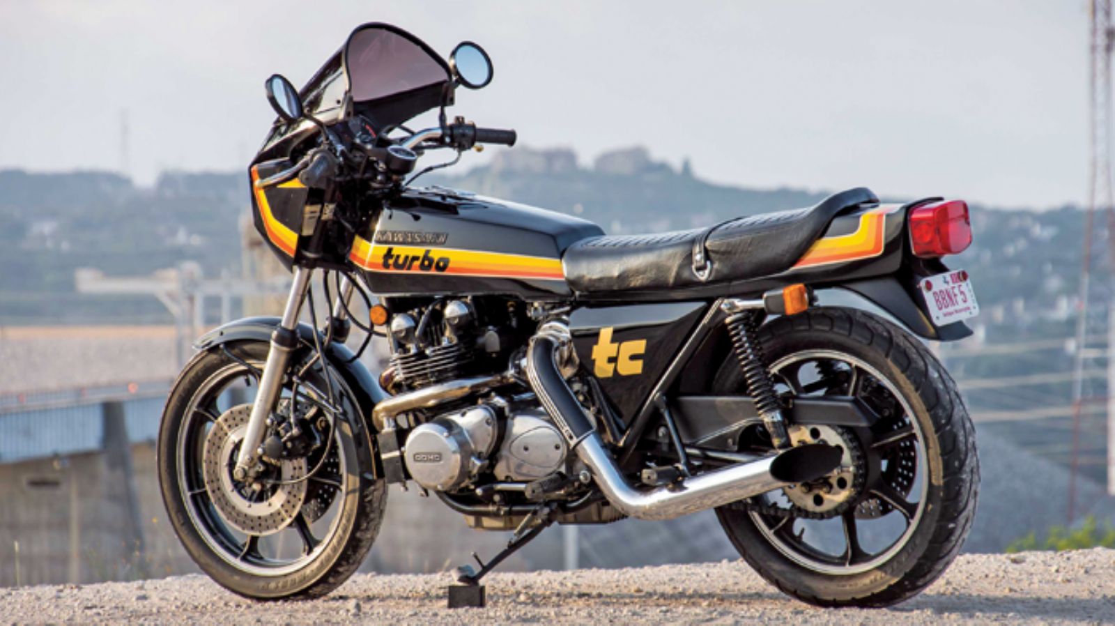 Η πρώτη μοτοσικλέτα παραγωγής (έστω περιορισμένης) με turbo ήταν η Kawasaki Ζ1-R TC του 1978. Όταν δεν διέλυε το μοτέρ της, τρόμαζε αναβάτες με την έκ