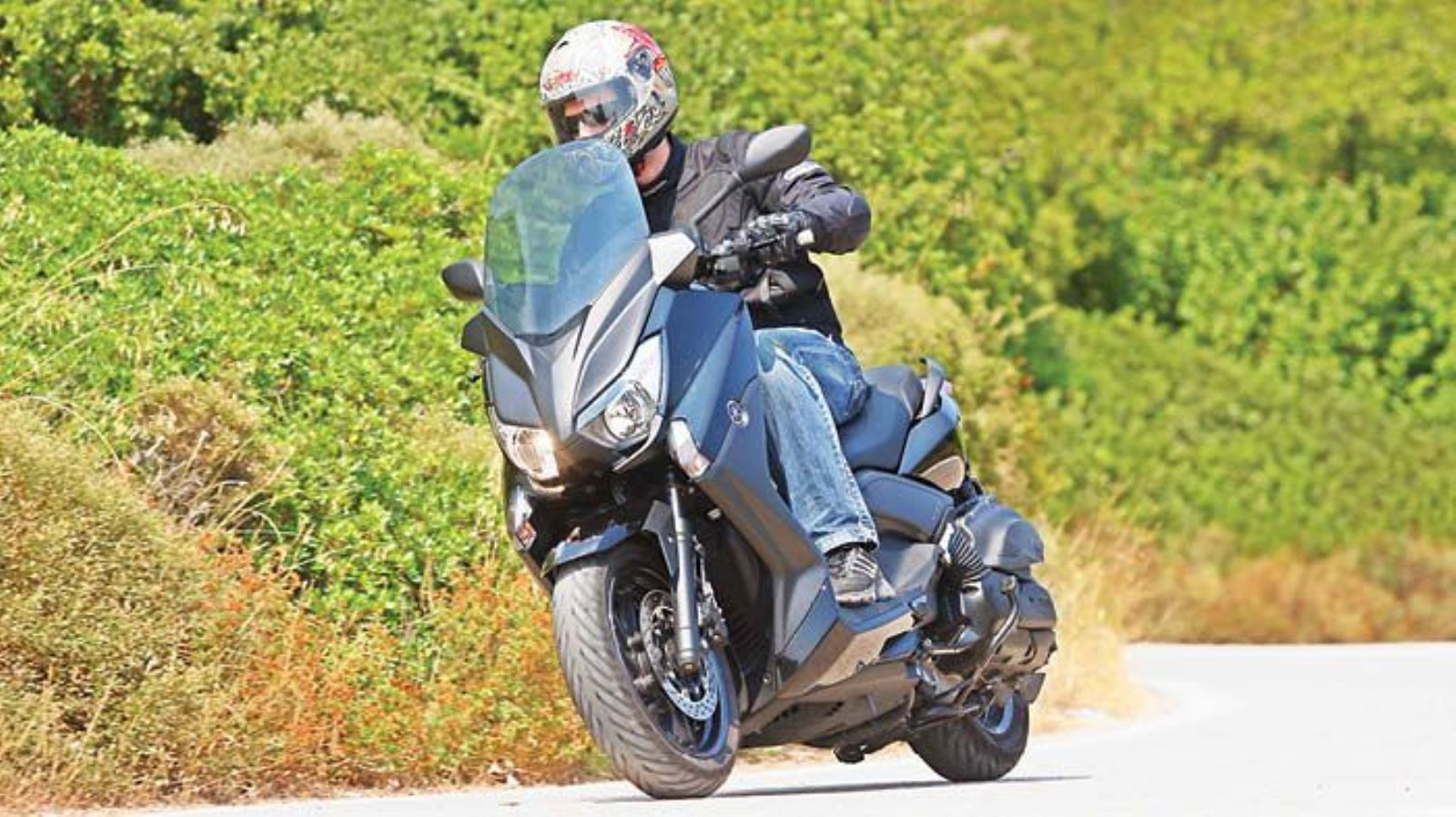 Το X-MAX αφήνει τον αναβάτη να το εμπιστευτεί και το μόνο που χαλάει το… πάρτι είναι το κεντρικό σταντ που βρίσκει κάτω νωρίς σε δρόμο καλής ποι