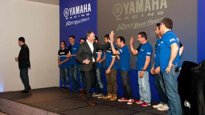 Ο διευθύνων σύμβουλος της ΜΟΤΟΔΥΝΑΜΙΚΗΣ, κος Σωτήρης Χατζίκος, σε ενθουσιώδες hi-five με τους υποστηριζόμενους αναβάτες της Yamaha.