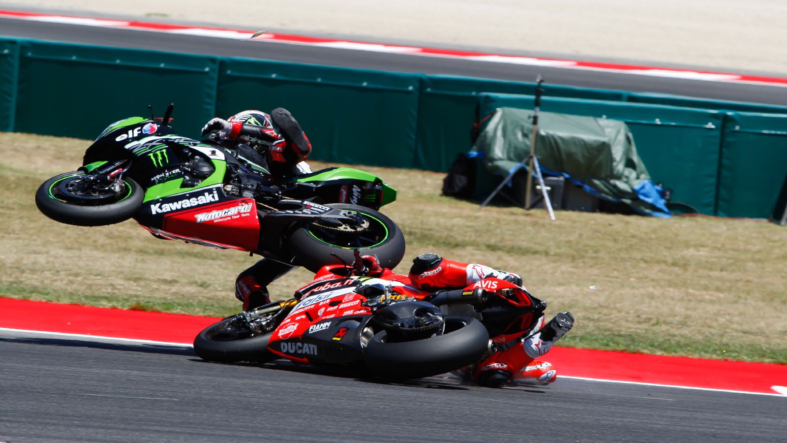 Επεσαν κι οι δύο, ο Rea συνέχισε τον αγώνα, ο Davies έφυγε με φορείο