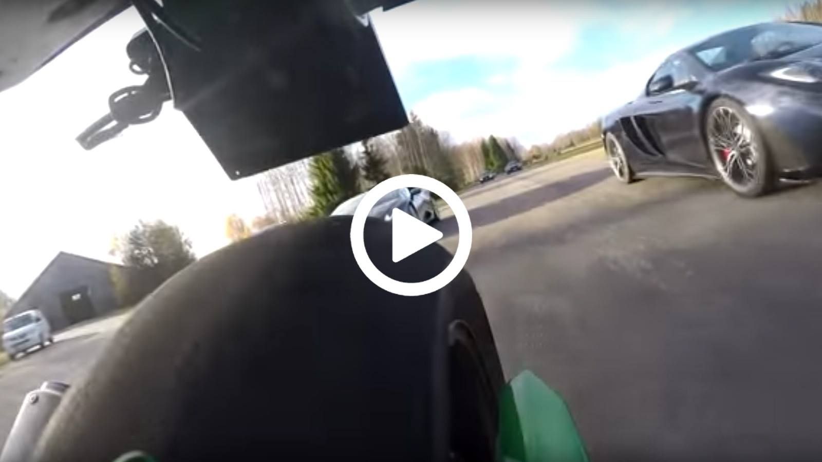 Επιβλητικά supercars εναντίον επιβλητικής μοτοσυκλέτας!