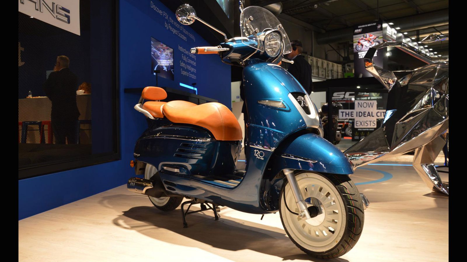 Η επετειακή έκδοση του Django, σε συνεργασία με την ιταλική εταιρεία δερμάτινων ειδών Schedoni.