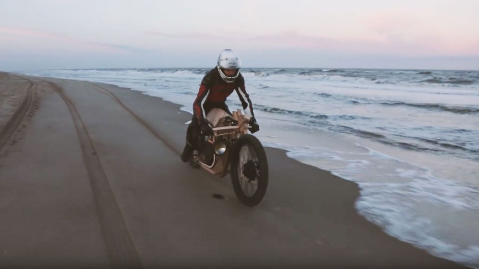 Η ξύλινη μοτοσυκλέτα που καίει λάδι φυκιών.