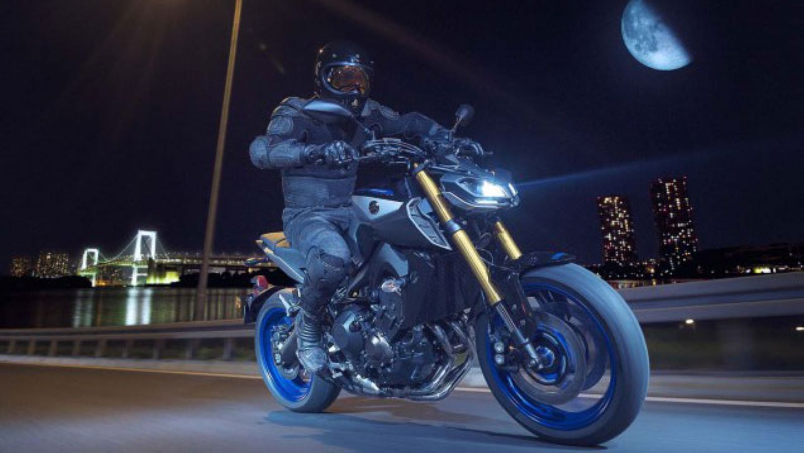 Η Yamaha ονομάζει αυτό το χρώμα «Silver Blu Carbon».