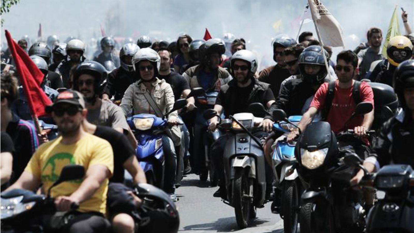 Οι διανομείς φαγητού πραγματοποιούν πορεία με δίκυκλα στη Θεσσαλονίκη.