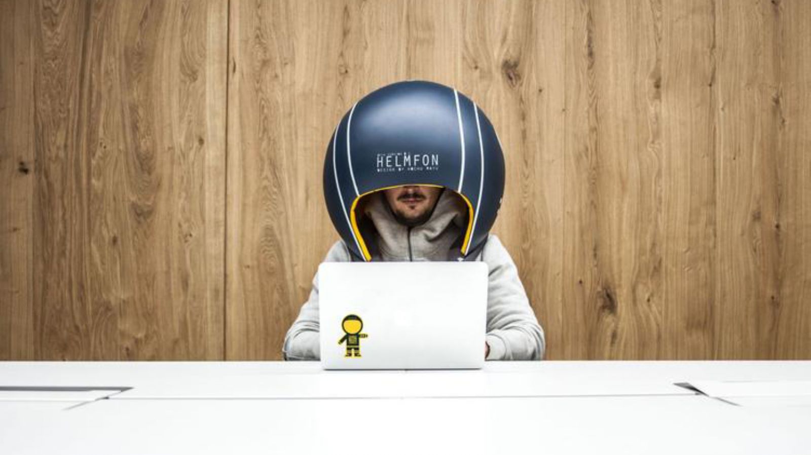 Κράνος και στο γραφείο για καλύτερη προστασία από το εργασιακό περιβάλλον!