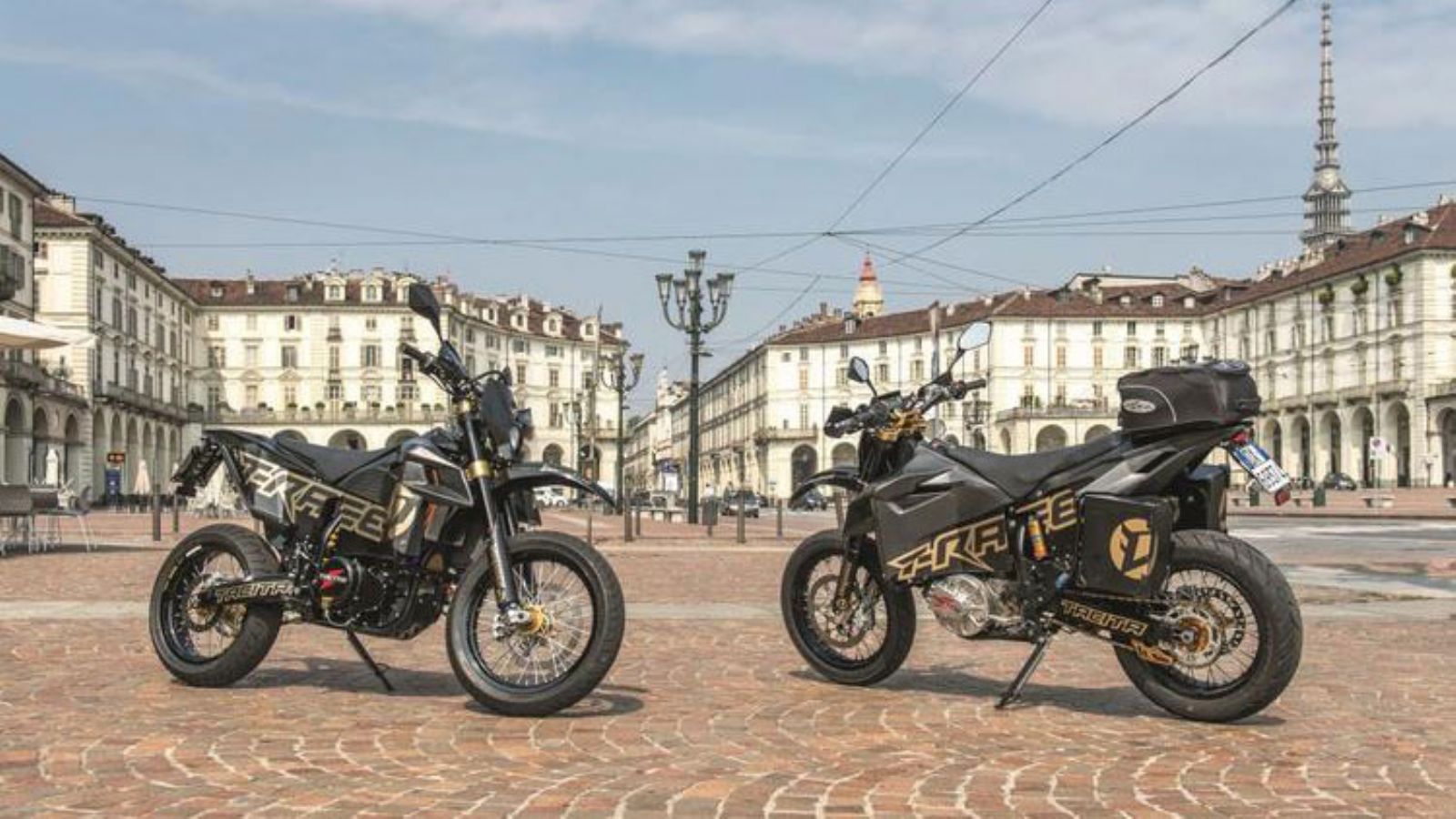 Οι πλαϊνές βαλίτσες φιλοξενούν τις έξτρα μπαταρίες.