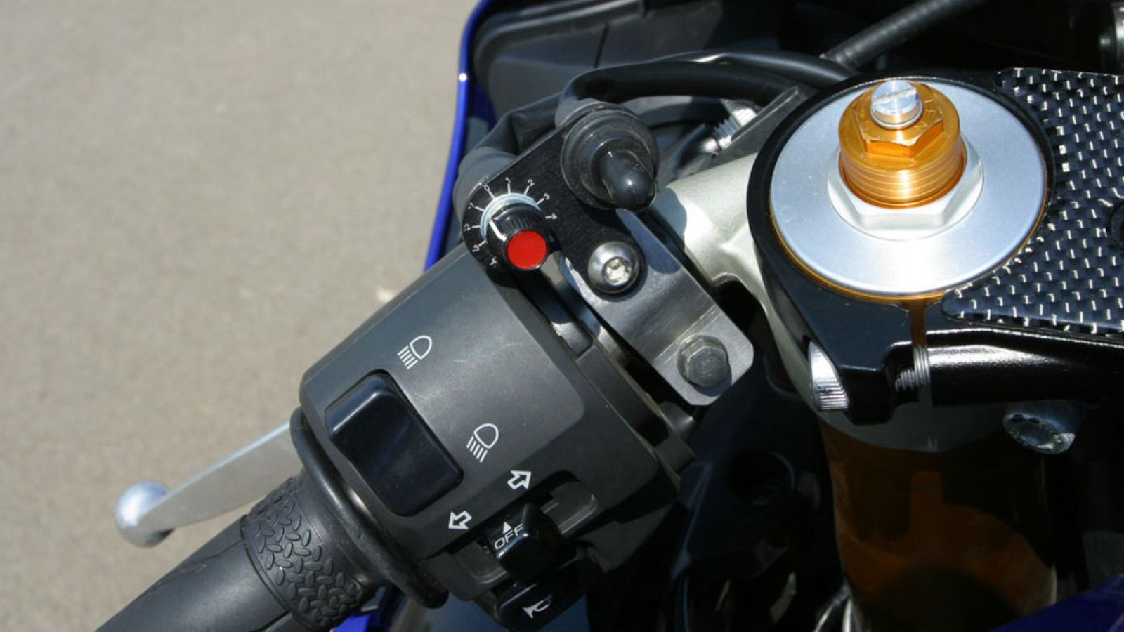 Απο τον κόκκινο περιστροφικό διακόπτη γίνεται η ρύθμιση του after market traction control 