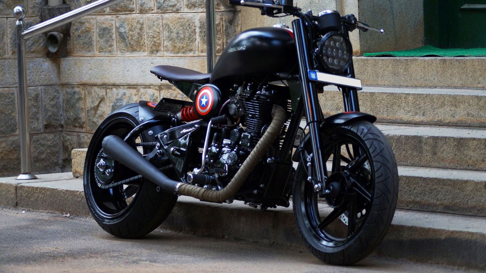 Μια Marvel Royal Enfield custom	