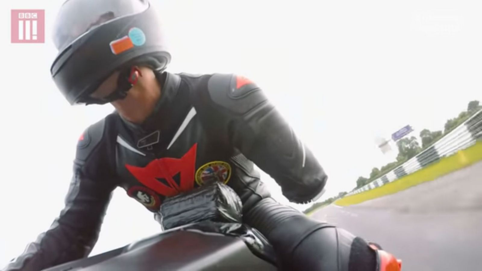 Έχει προσαρμόσει τα χειριστήρια της μοτοσυκλέτας, ώστε να μπορεί να οδηγεί με ένα χέρι.