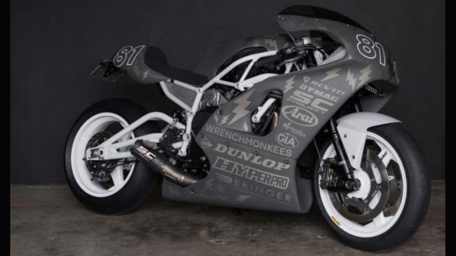 Κλασική εμφάνιση, σύγχρονο περιεχόμενο