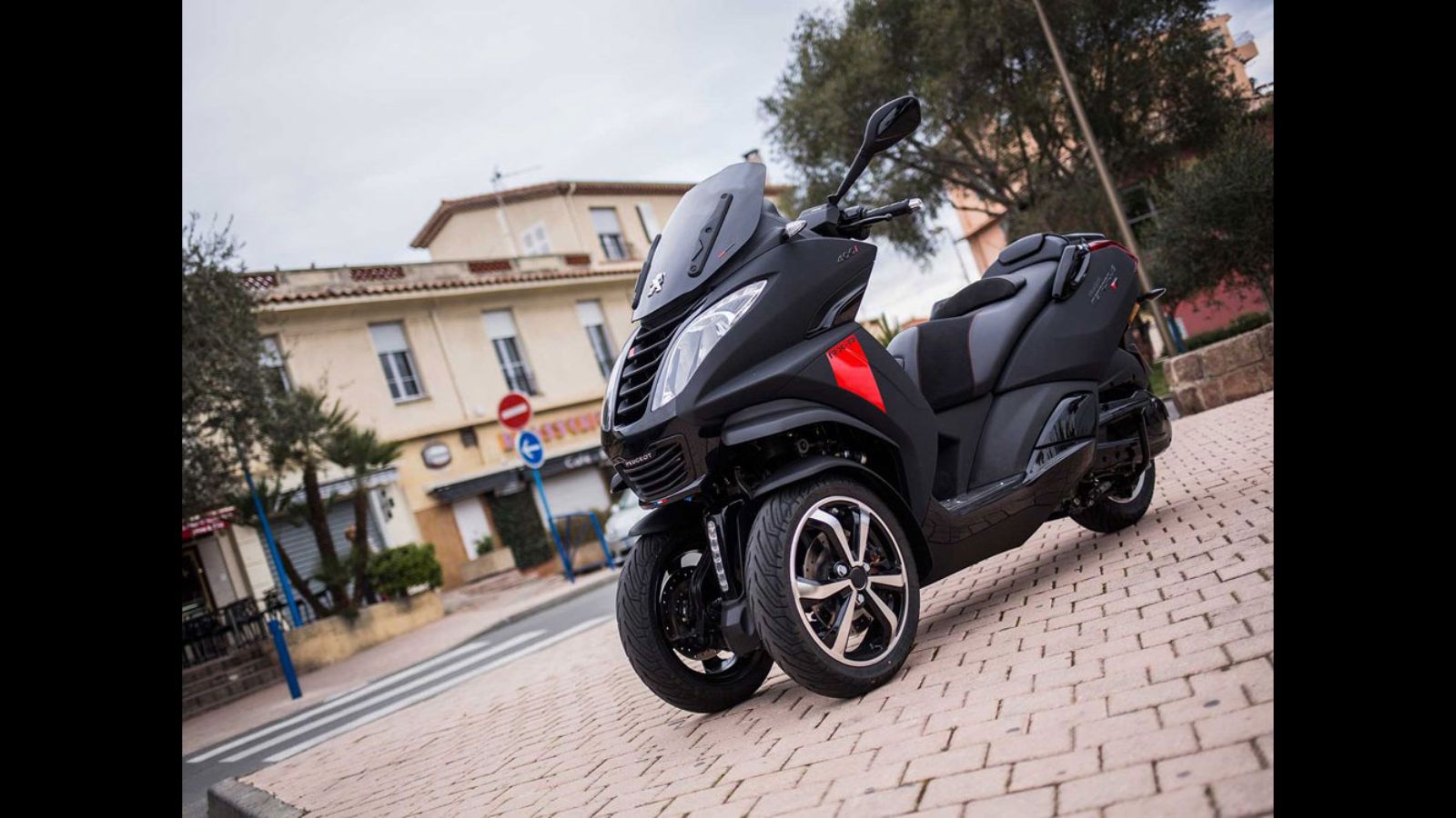 Το νέο τρίκυκλο Peugeot Metropolis RX-R 400i