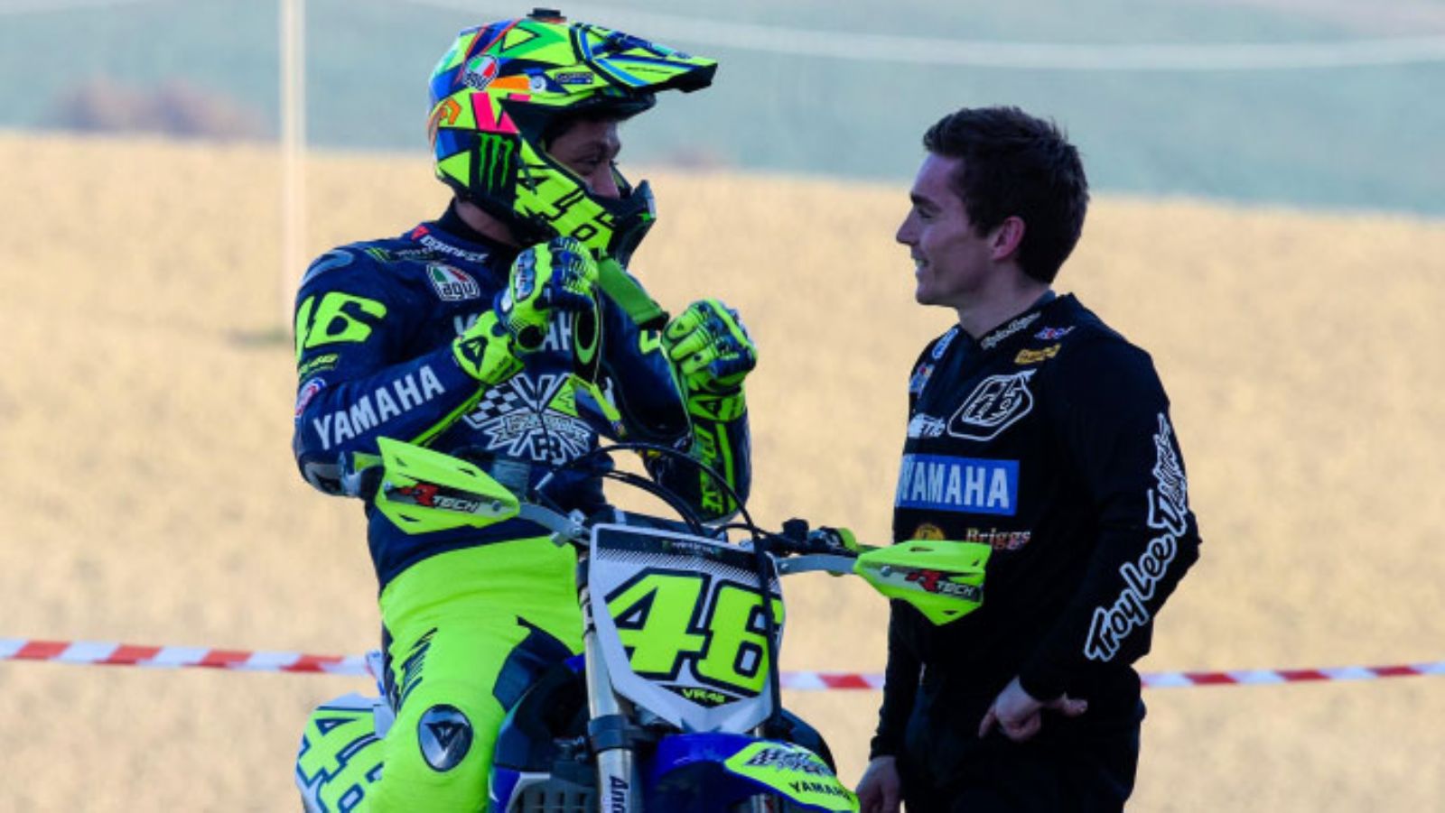 Προπονείται συχνά με motocross και δεν αποφεύγει τις πτώσεις