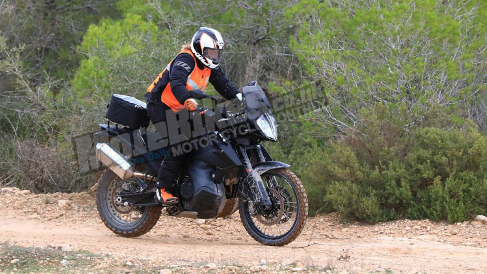 Εμφανισιακά δεν διαφέρει πολύ από το μοντέλο που παρουσιάστηκε στην EICMA.