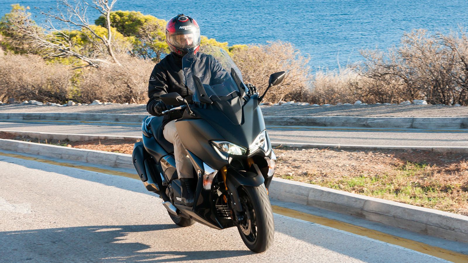 Οδηγούμε την πολυτελέστερη από τις 3 εκδόσεις του νέου Yamaha TMAX, DX.