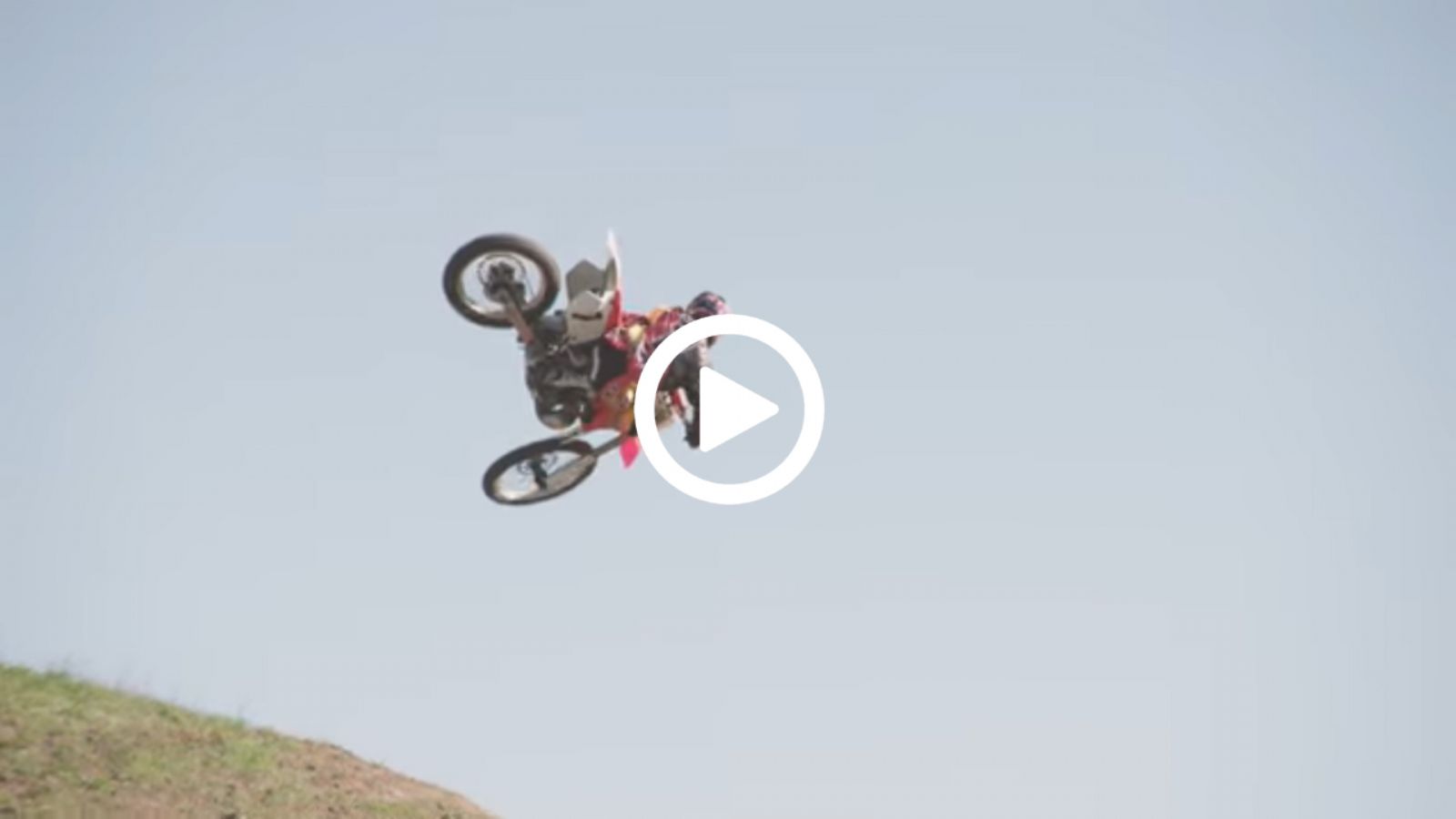 Πολλά κόλπα απο τον Ken Roczen με την εμβληματική CR250!