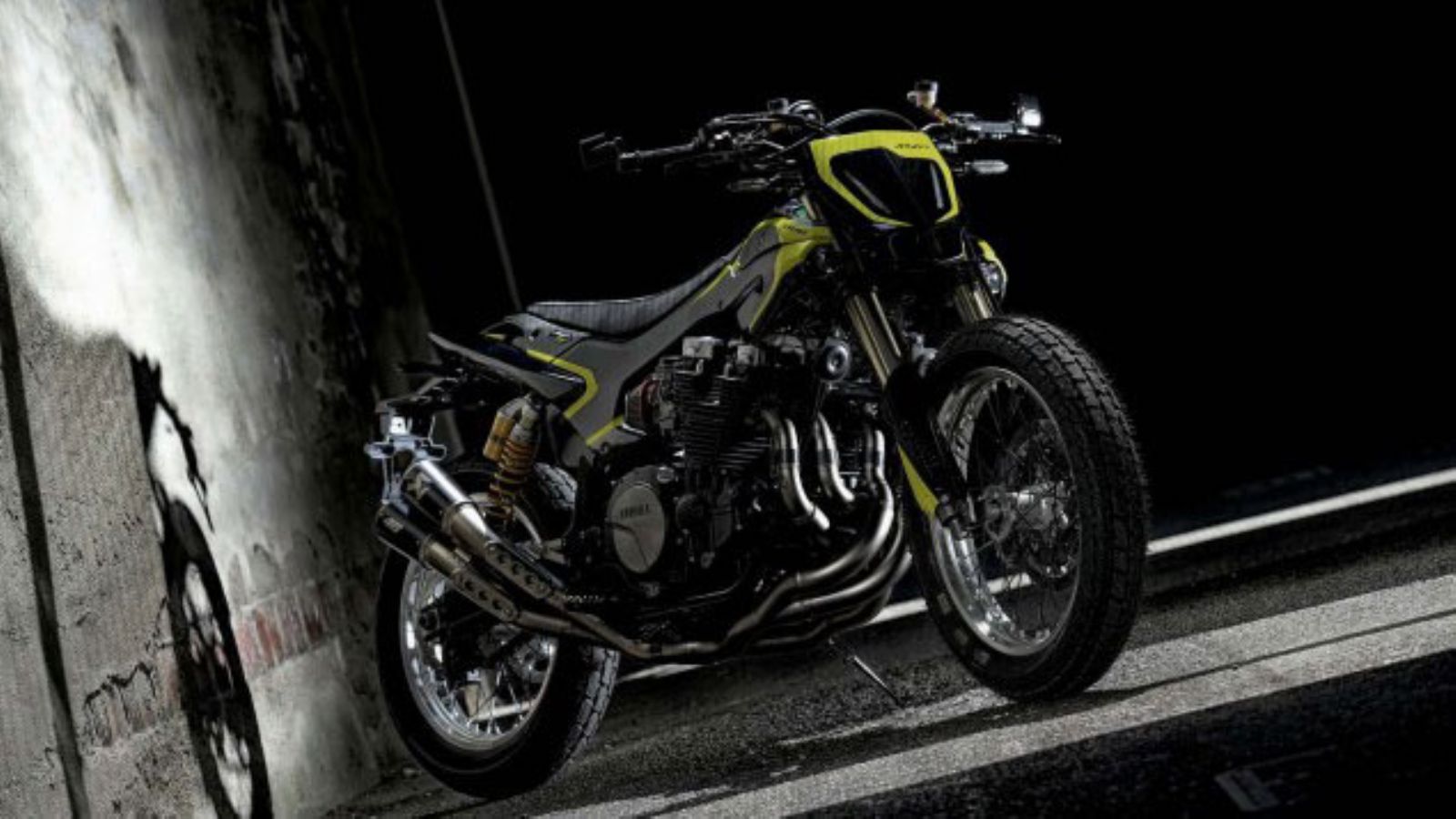 Απο κάτω κρύβεται μια XJR 1300.