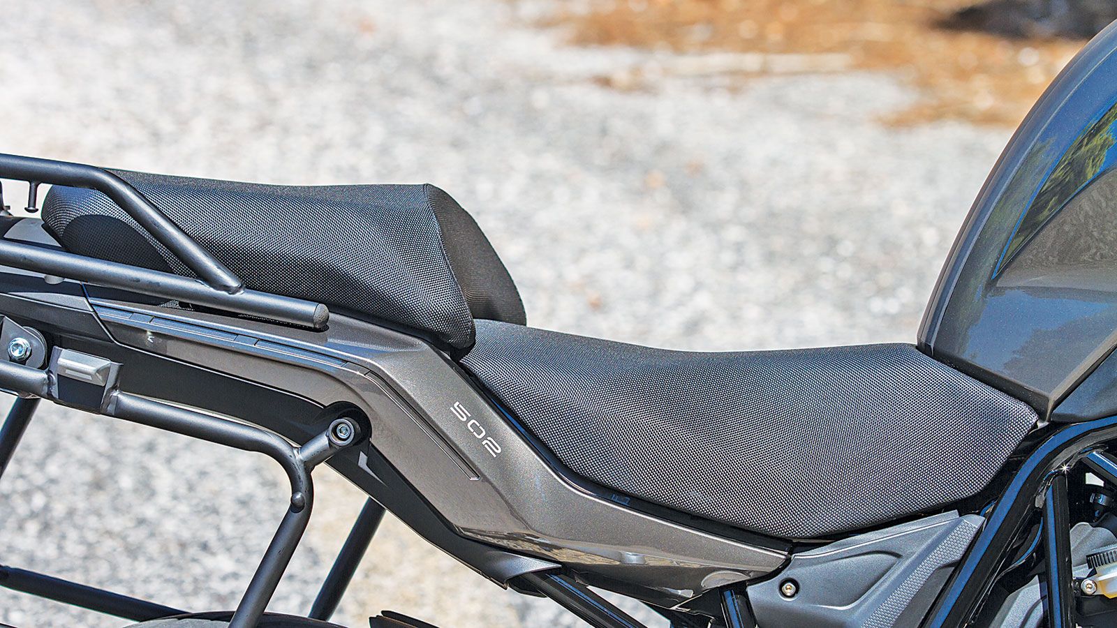 Ευρύχωρη και άνετη σέλα για αναβάτη και συνεπιβάτη.