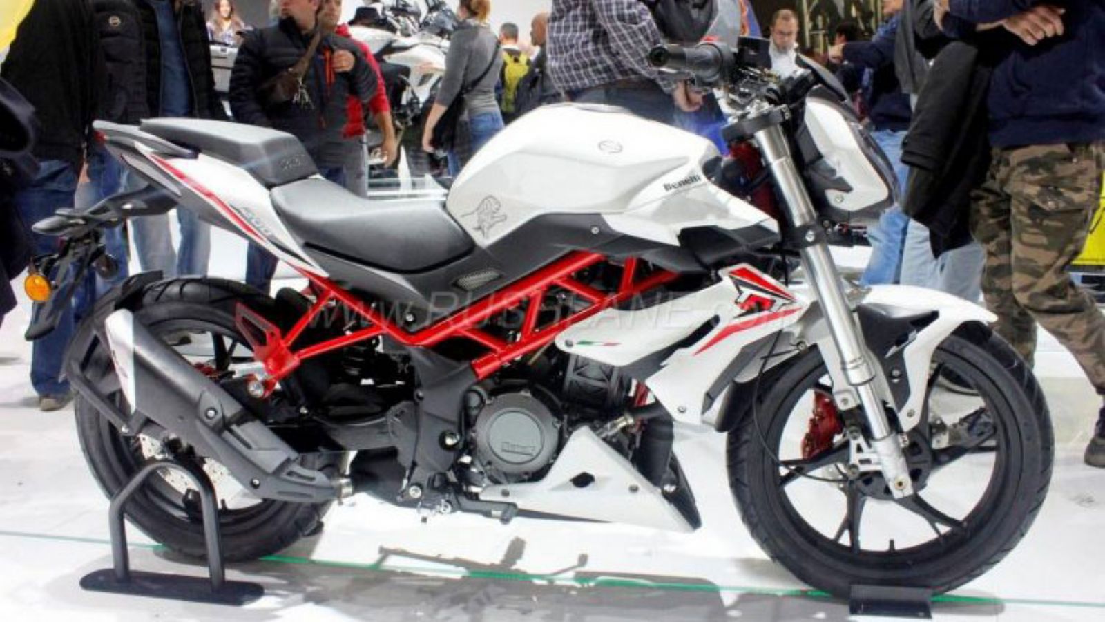 21,8 ίπποι στις 9.500 σ.α.λ. και 1,8 κιλά ροπής