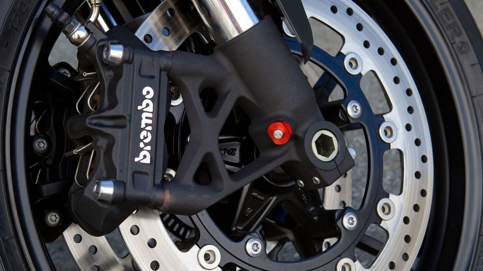 Ενα σετ τετραπίστονες δαγκάνες θα μεταμορφώσει κυριολεκτικά το φρενάρισμα της μοτοσυκλέτας.