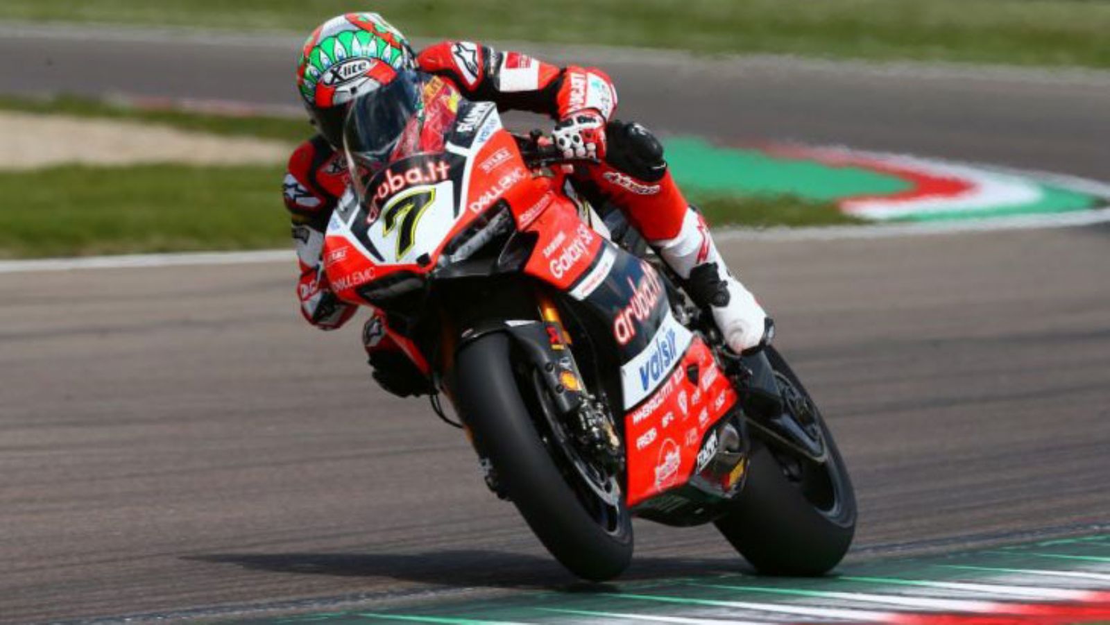 Ο Davies κυριάρχησε στην Imola