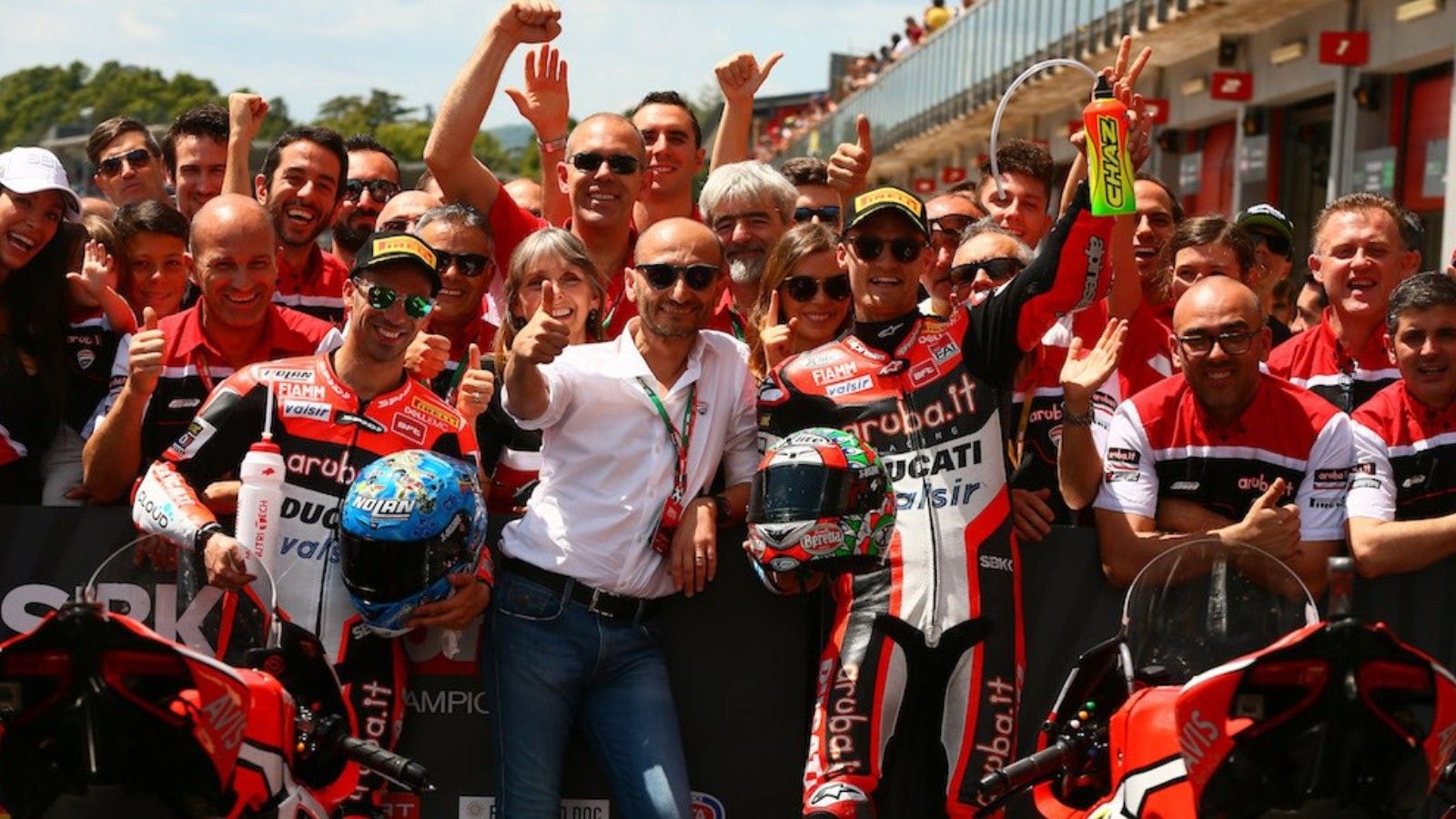 O Claudio Domenicali (στο κέντρο), ανάμεσα στους Marco Melandri και Chaz Davies. 