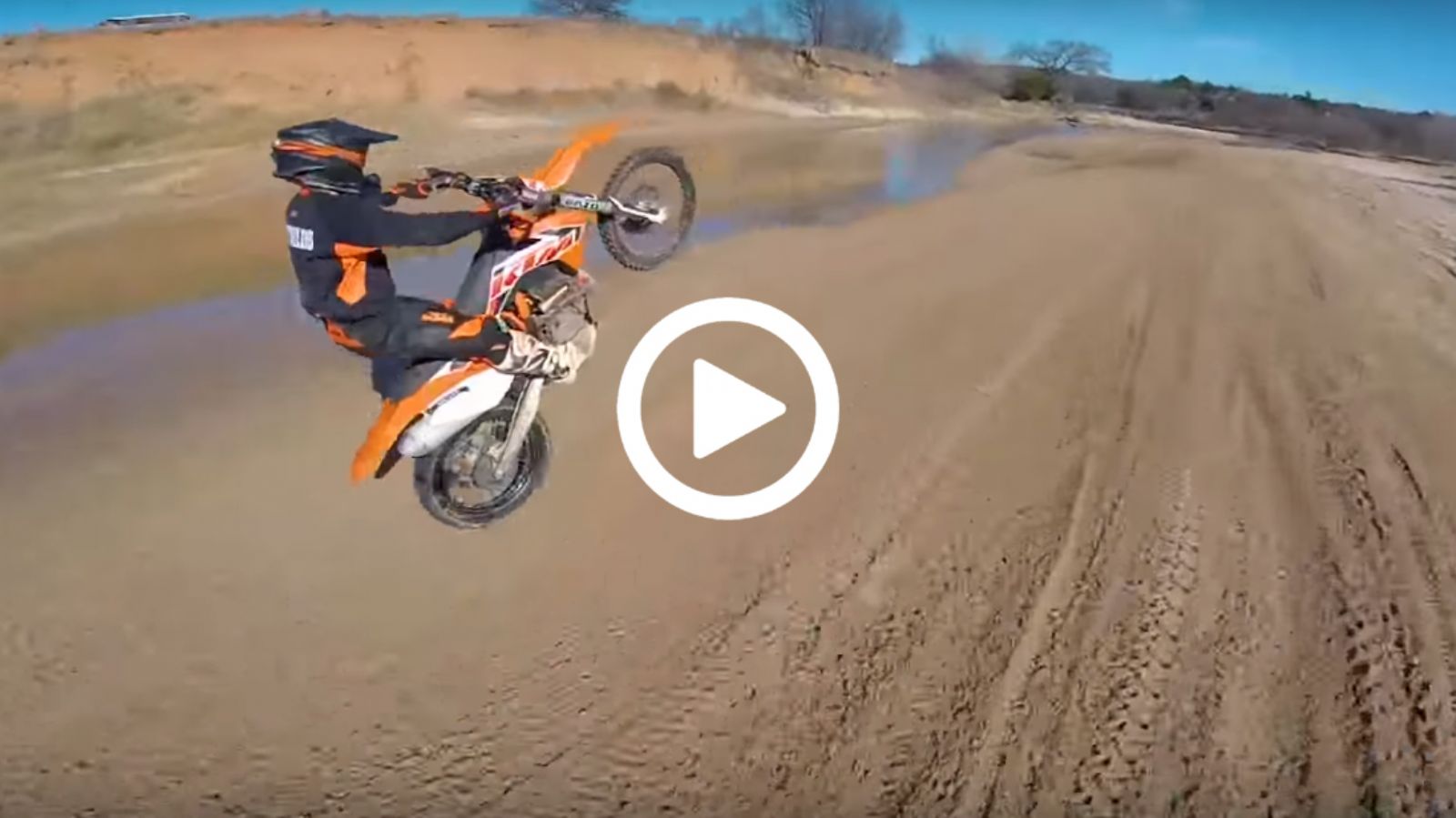 Drone «κυνηγά» off road μοτοσικλέτα! 