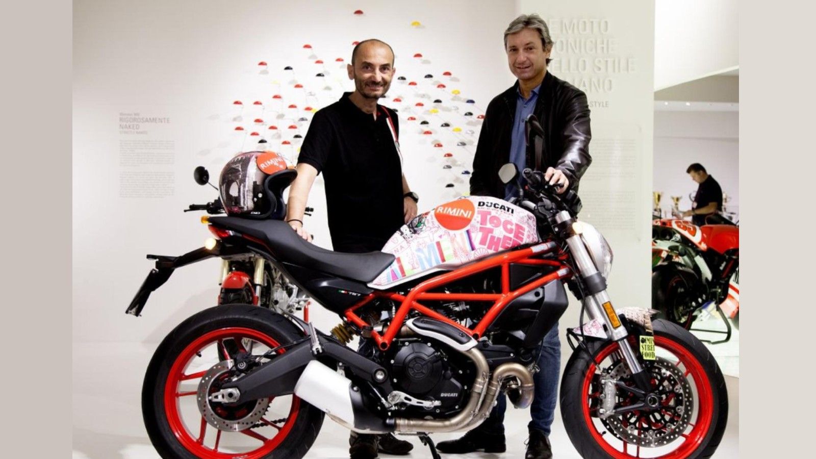 Οι Claudio Domenicali και Andrea Gnassi, μπροστά στην ειδική Ducati Monster 797.
