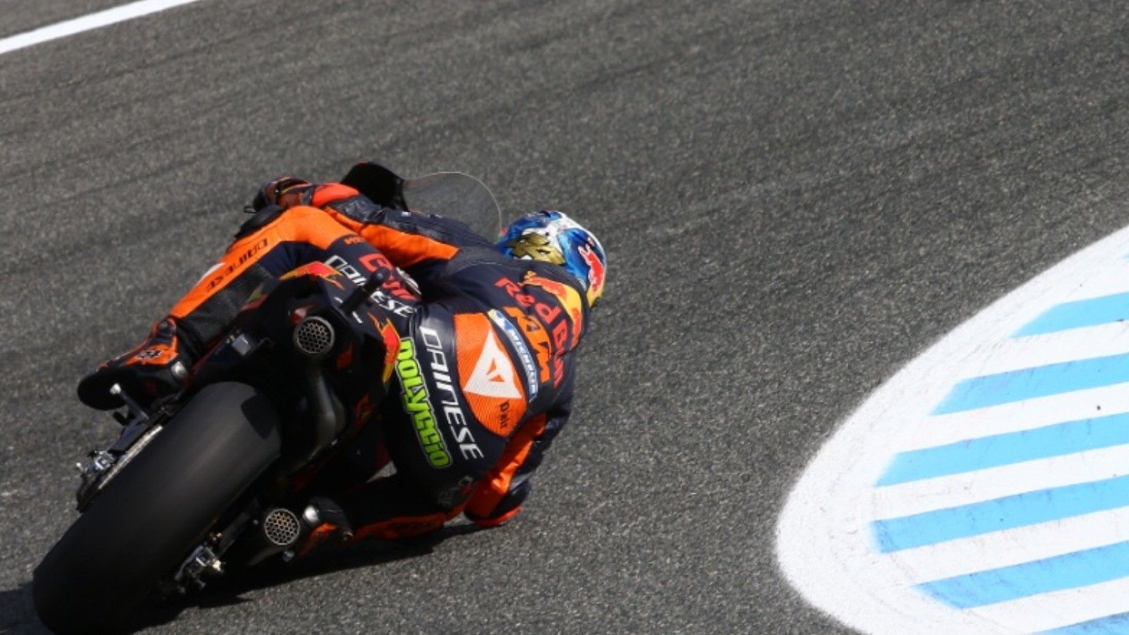 Ο Pol Espargaro επί το έργον - προσέξτε το extreme στύλ του, όσον αφορά την τοποθέτηση του σώματός του. 