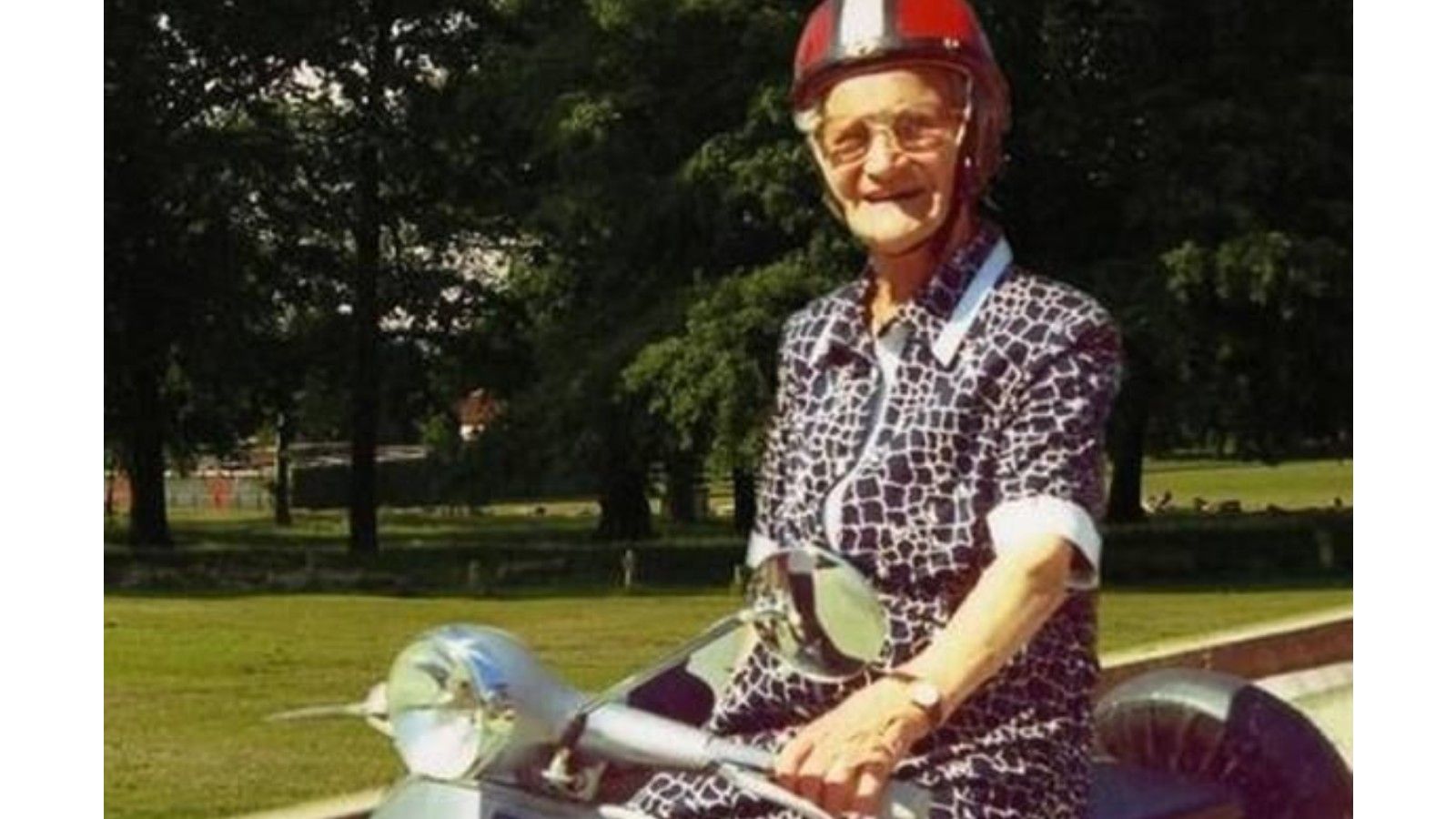 Η γιαγιά Luisa, απαθανατισμένη φυσικά πάνω στην σέλα της Vespa της. 