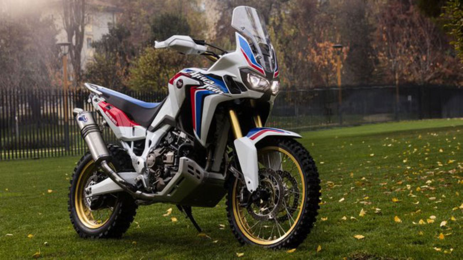 Χρυσές ζάντες και αλουμινένιο άβαφο ψαλίδι