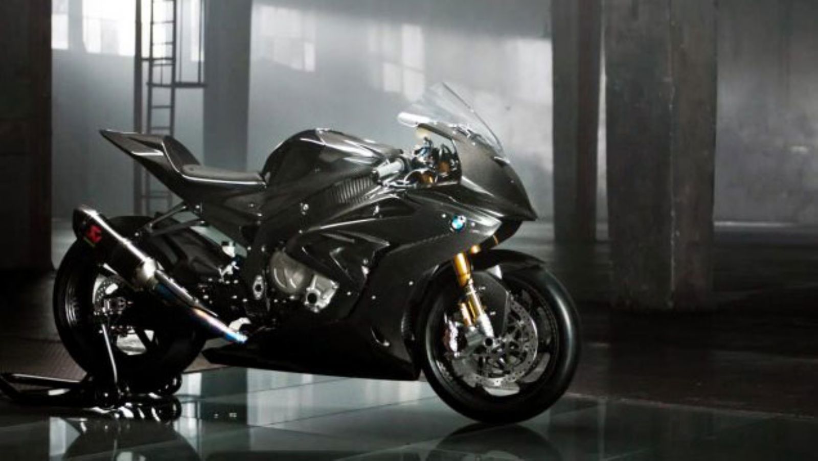 Η BMW HP4 RACE CARBON