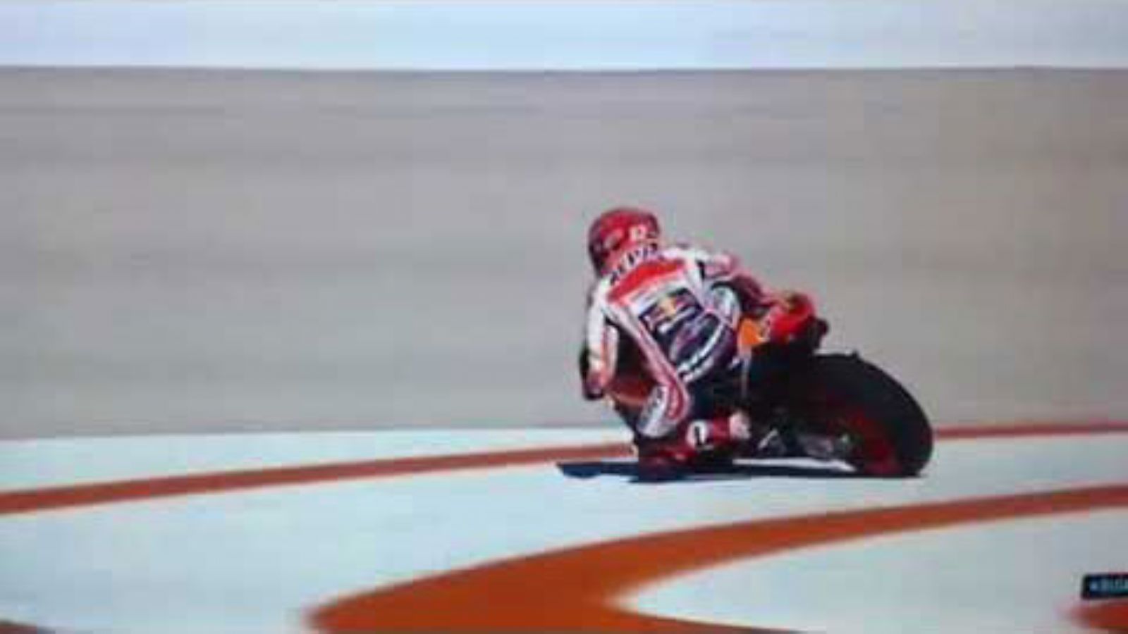 Κατάφερε να μείνει πάνω στη μοτοσυκλέτα.