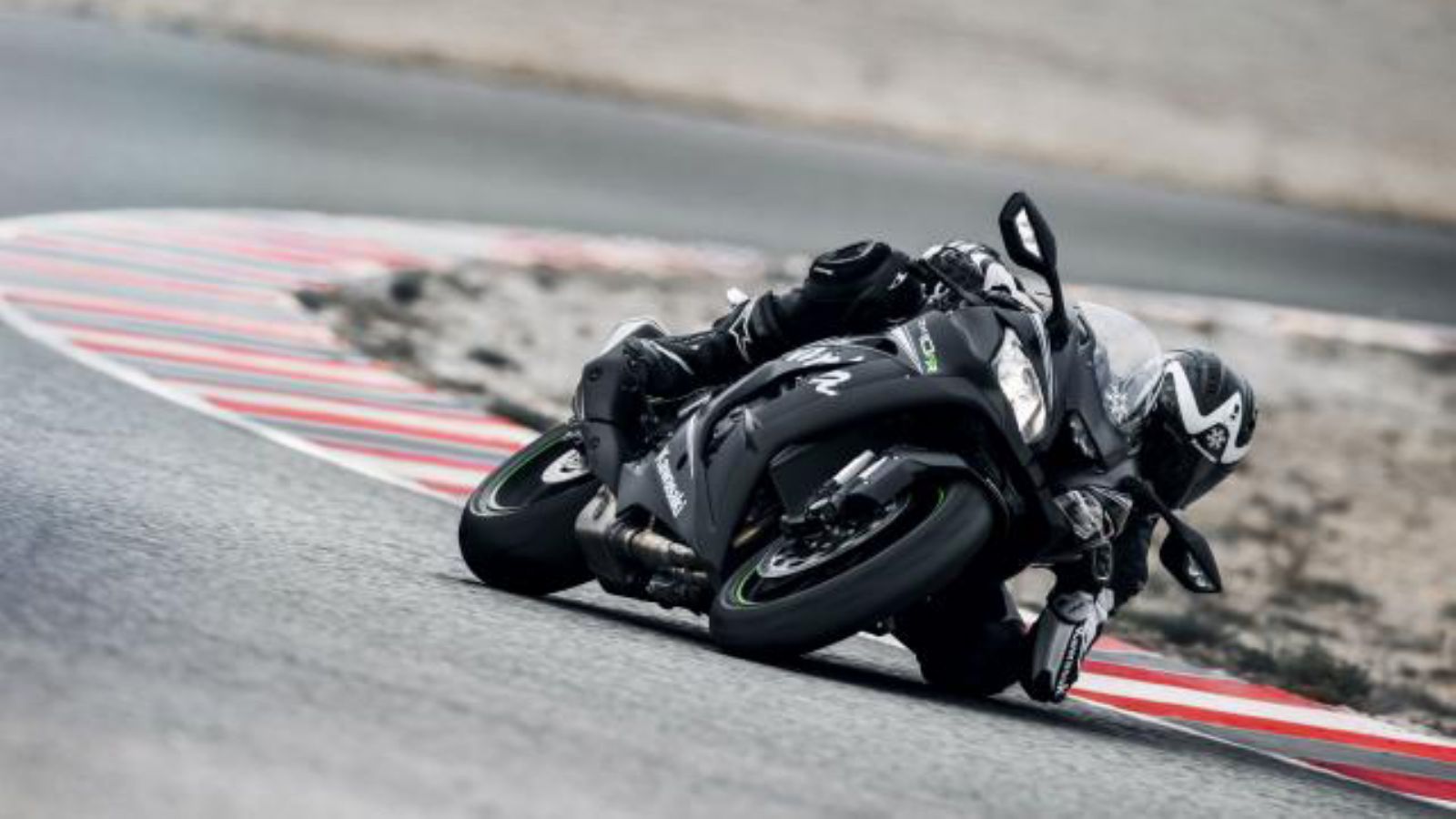 Τα δοχεία των αναρτήσεων, πίσω από τα καλάμια του πιρουνιού, είναι πλέον ασημί.