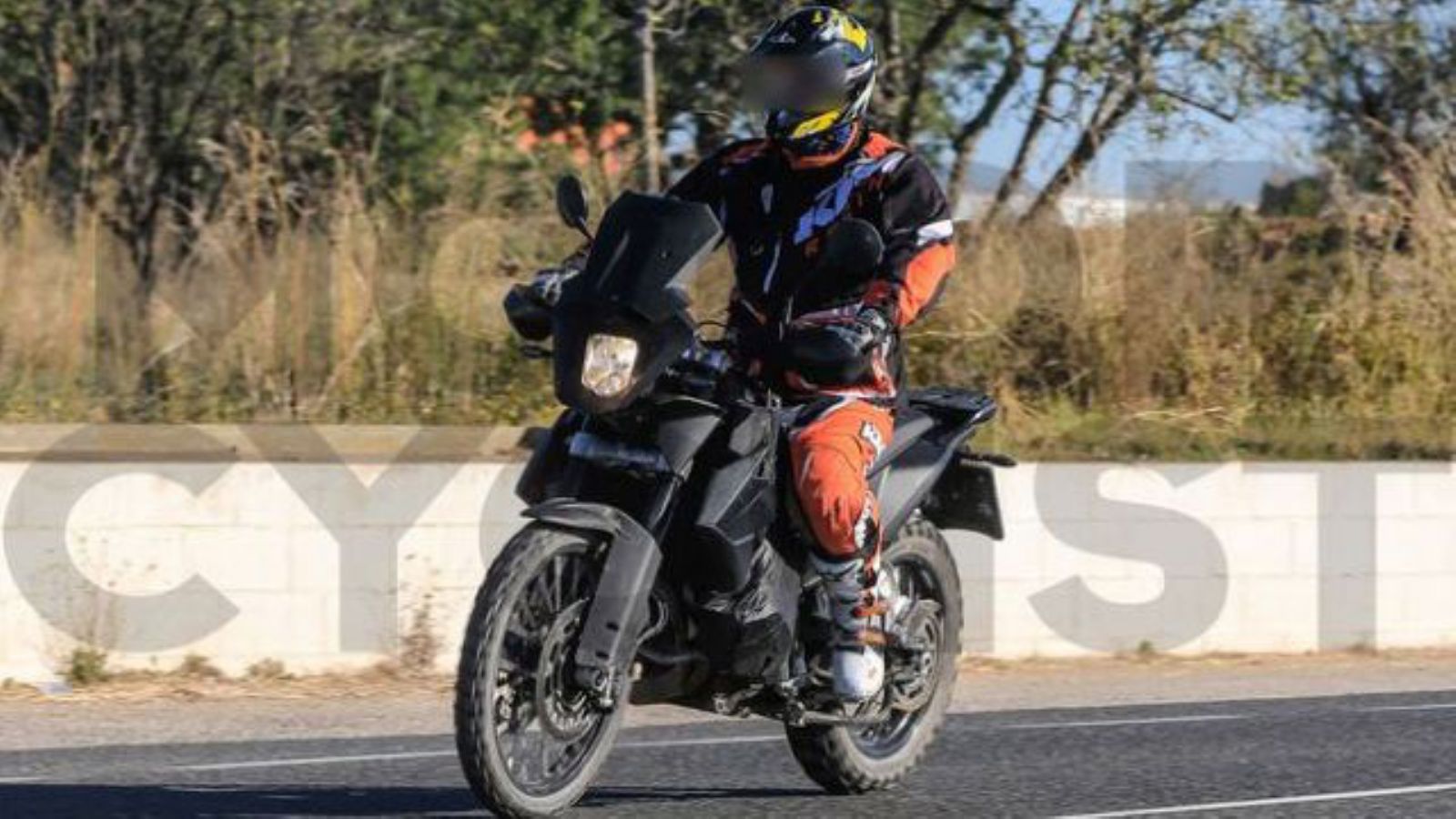 Η ΚΤΜ δοκιμάζει μια adventure μοτοσυκλέτα με τον νέο κινητήρα των 790 κυβικών