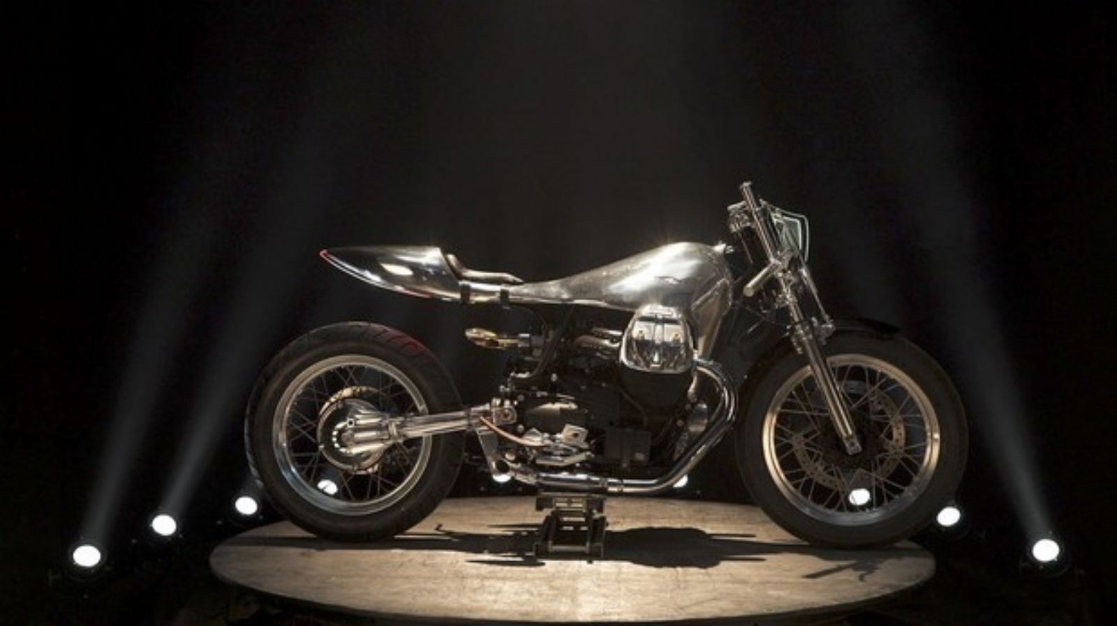 Η Moto Guzzi V7 Special III στο «Lord of the Bikes»