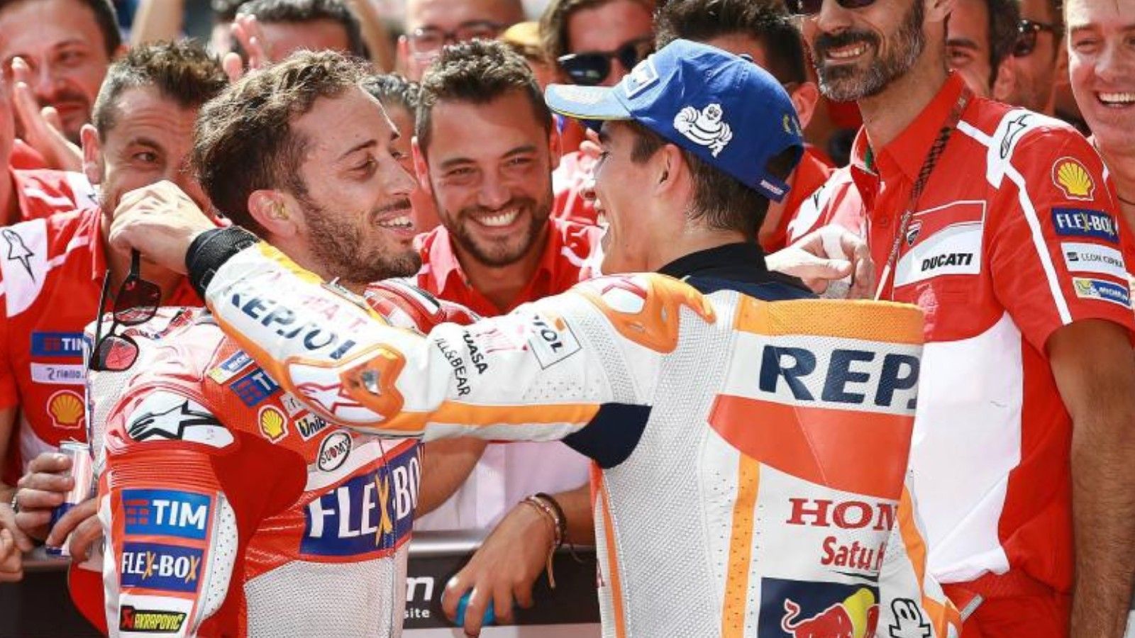 Η στιγμή που οι δύο αναβάτες συγχαίρουν ο ένας τον άλλο, μετά τον τερματισμό. 