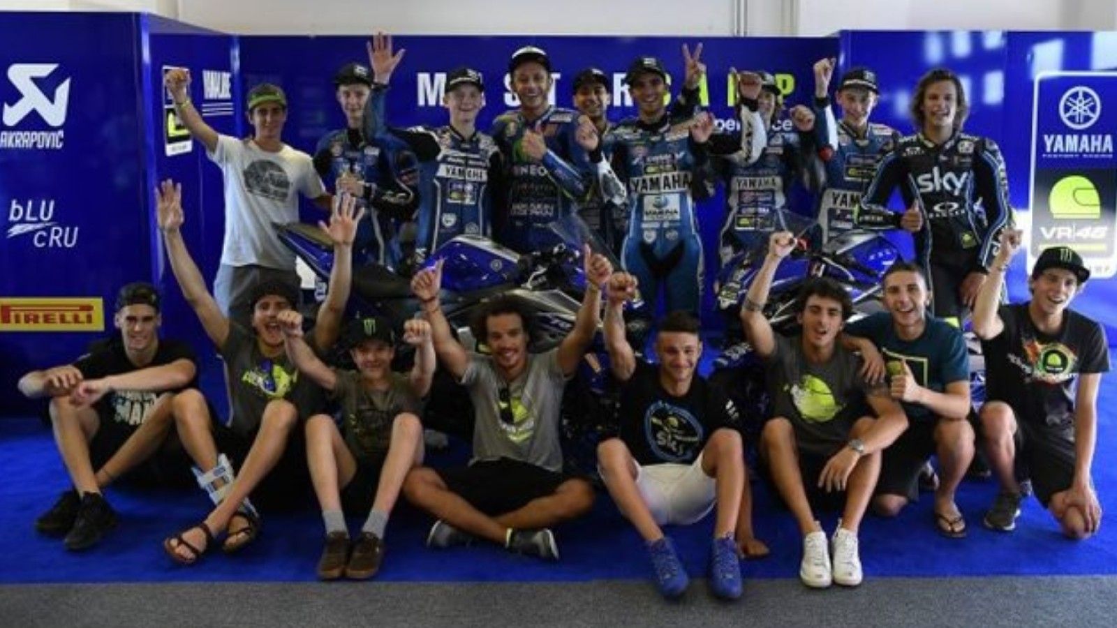 H αναμνηστική φωτογραφία των 6 νεαρών αναβατών με τον Valentino Rossi.