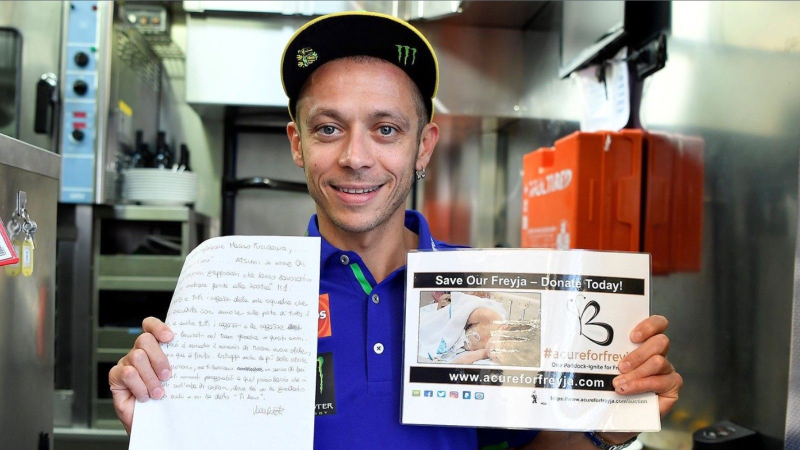 Ο Valentino Rossi, κρατώντας στα χέρια του το γράμμα αποχωρισμού από την ομάδα της Yamaha και δίπλα μια φωτογραφία της μικρής Freya.
