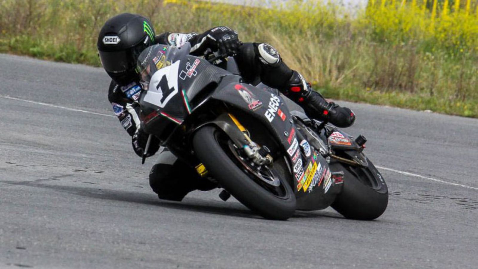 Ο Σάκης Συνιώρης οδηγώντας για τη νική