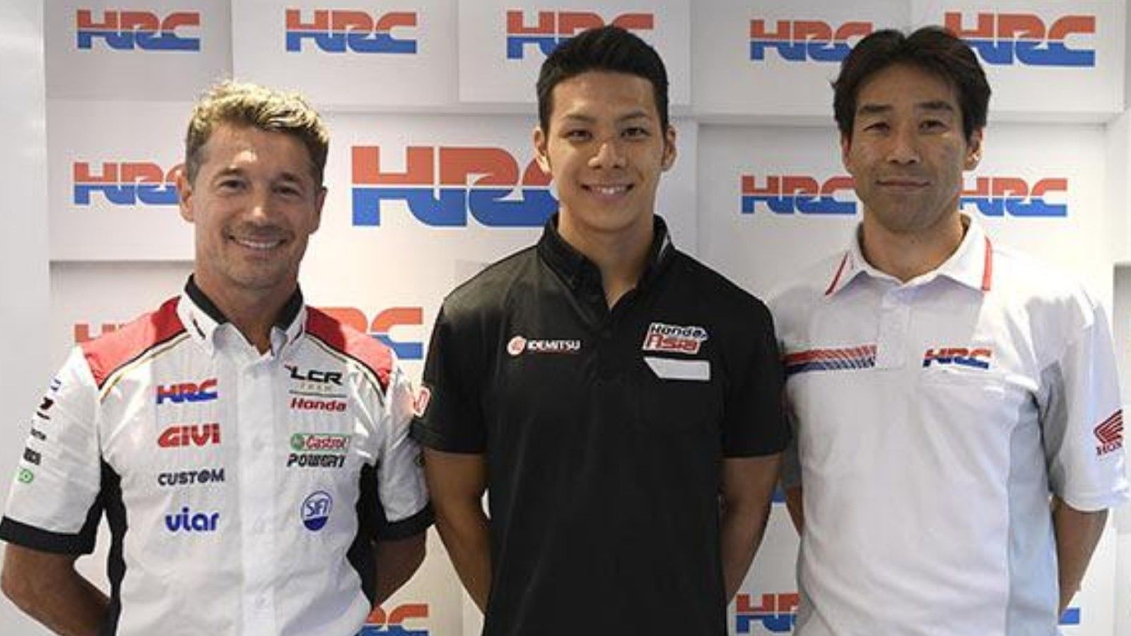 Ο Takaaki Nakagami ανάμεσα στον Lucio Ceccinello (αριστερά) και τον διευθυντή της HRC, Tetsuhiro Kuwata. 