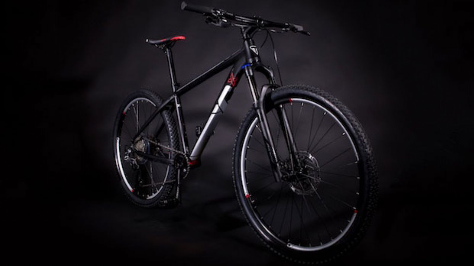 Μαύρο ματ και ασημί τα χρώματα που επιλέχθηκαν.