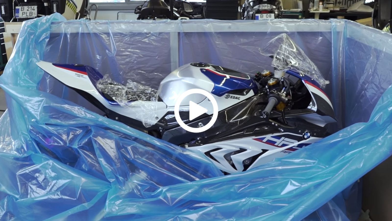 Ξεπακετάροντας μια BMW HP4 Race