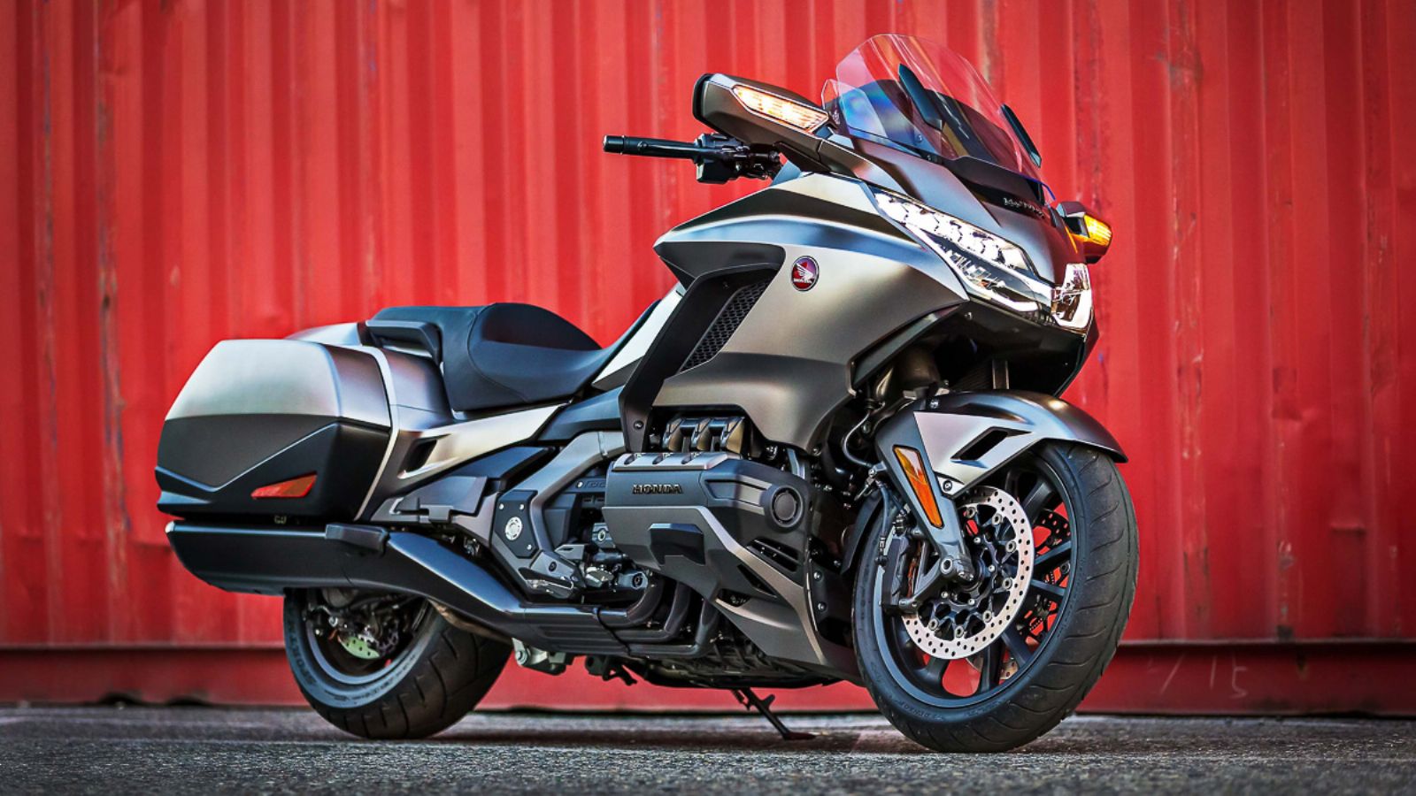 Οδήγησε τη νέα Gold Wing