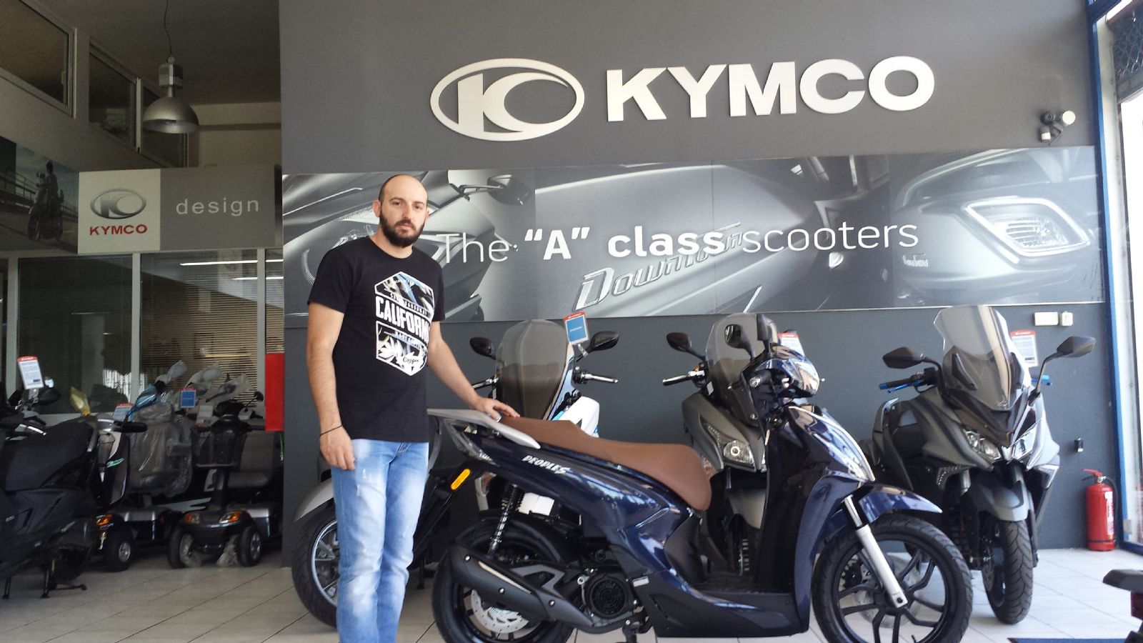 Ο κ. Μαργαρίτης πλάι στο νέο του Kymco People S 150i.