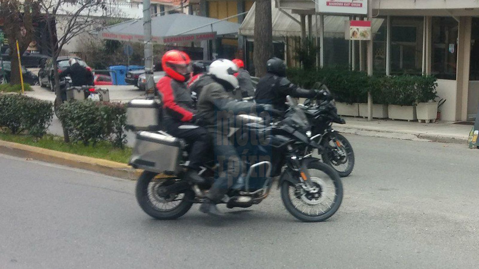 3 βαλίτσες και συνεπιβάτης