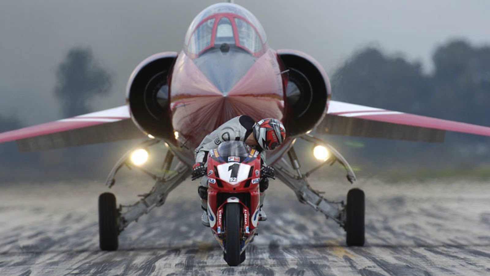 Που μπορεί να σχετίζεται μια...Ducati 999 με ένα F-104 που βλέπουμε στη φωτό;