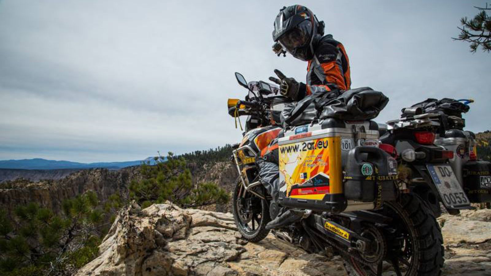 Πλαϊνές βαλίτσες: Πλαστικό ή αλουμίνιο;